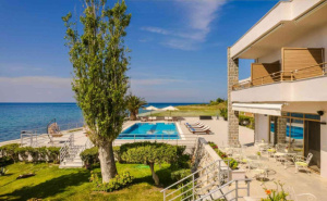 5 дни със закуска за двама през септември в Niki Beach Hotel