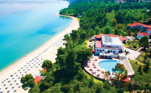 Първа Линия с Чадър, Шезлонг и Бар на Плажа на База All Inclusive