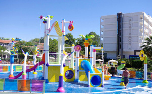 Първа Линия в Гърция с Мини Аквапарк, All Inclusive и Чадър и Шезлонг на Плажа