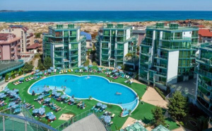ULTRA ALL INCLUSIVE с чадър и шезлонг на плажа в Приморско